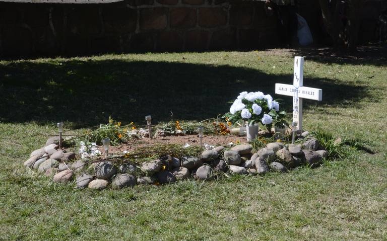 Colocan flores blancas en tumbas de jesuitas